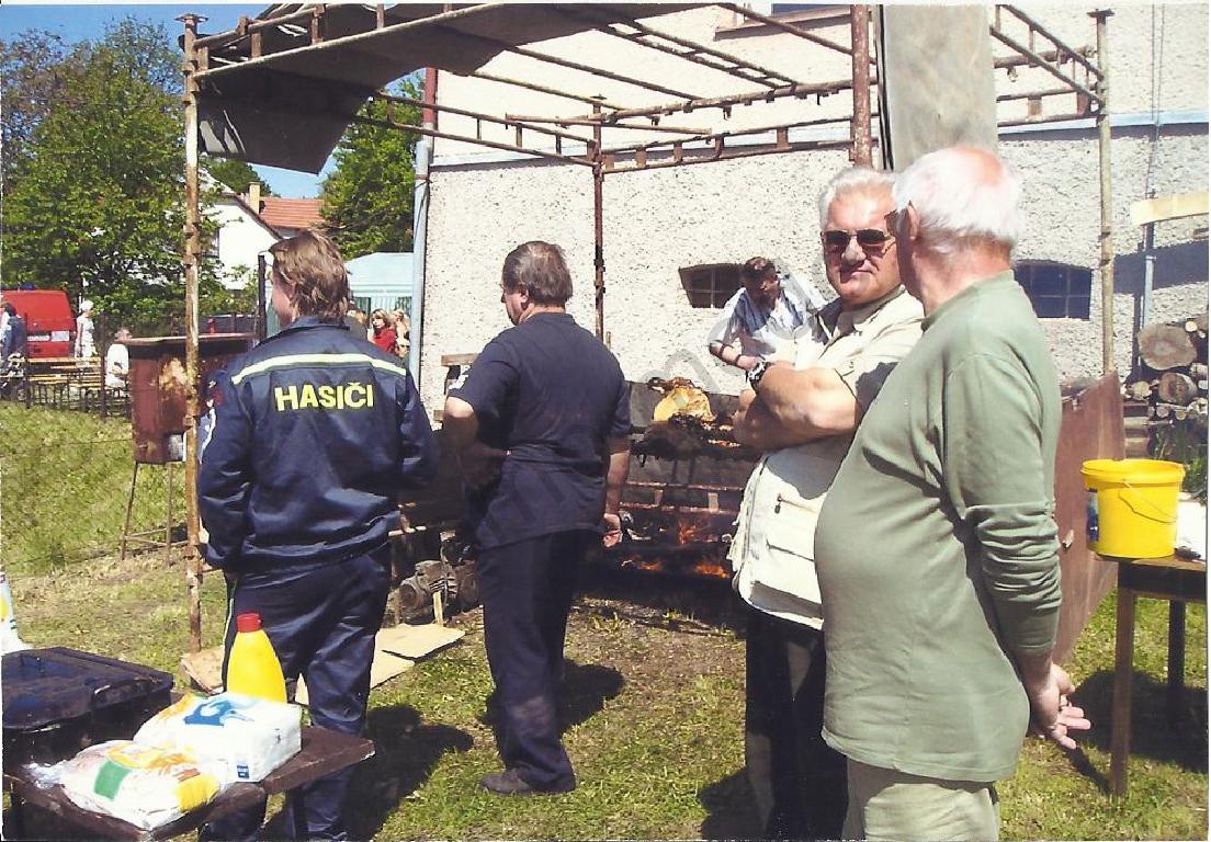Osečnice 2007 - č.4 -sešlost  u grilovaného prasete