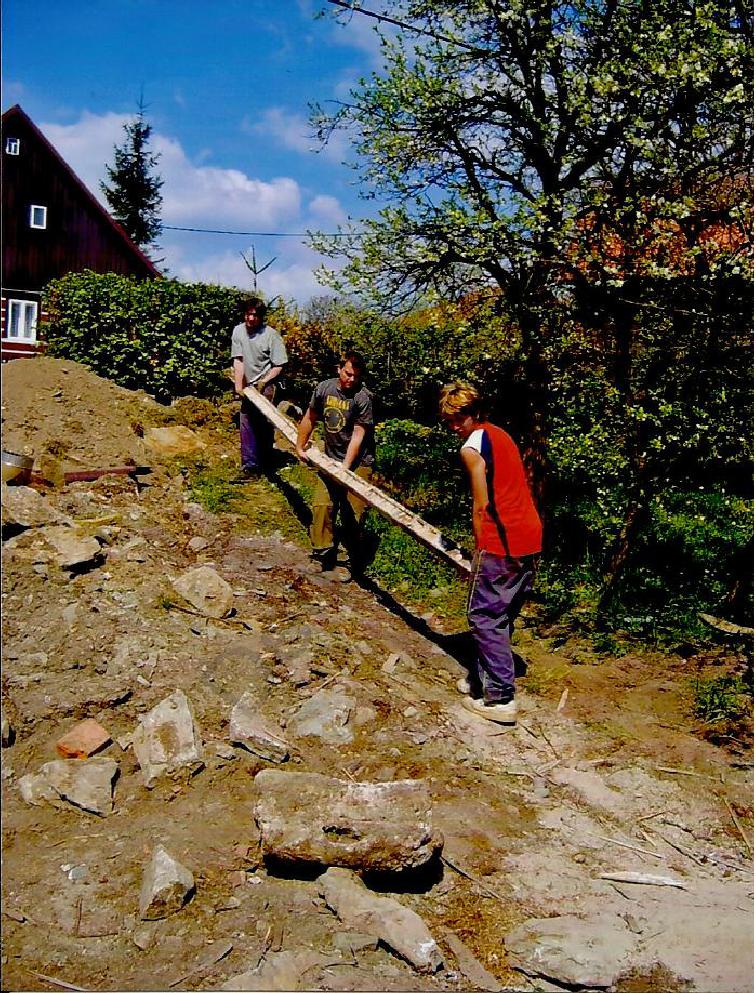 2007 - č.2 - zápasící borci s kolejnicí